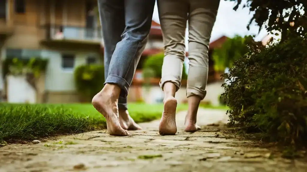 Pieds marchant pieds nus avec un ami