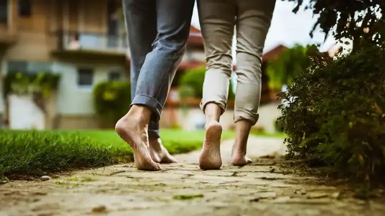 Pieds marchant pieds nus avec un ami